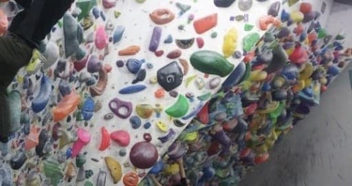 クライミングジム（ボルダリング・ロープクライミング）　行く人〜